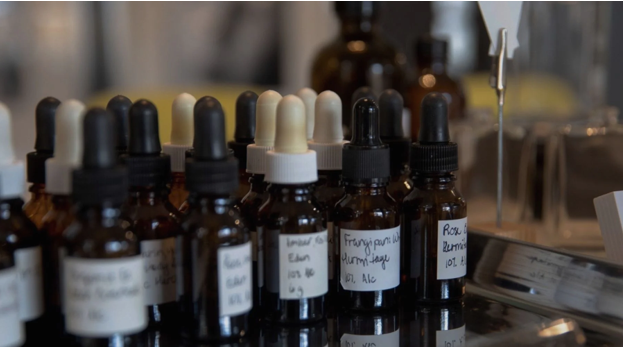 Top Notes, Middle Notes, Base Notes: How a Natural Fragrance Evolves